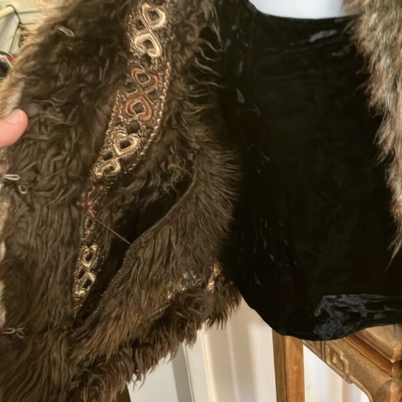 Regent Park faux fur vest with faux rhinestones Large - Picture 6 of 12